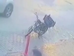 Motosikletli Otomobile Çarptı, Ticari Aracın Üzerine Düştü