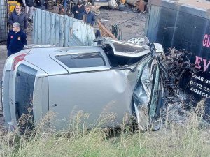 Otomobil Alt Yola Uçtu, Hurdaya Dönen Araçta Sürücü Yaralandı