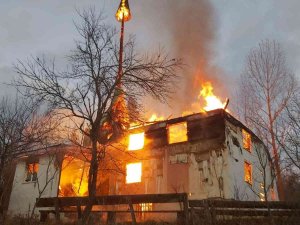Bolu’da Ahşap Cami Alev Alev Yandı
