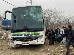 Yolcu Otobüsü Traktörle Çarpıştı, Ardından Tarlaya Girdi