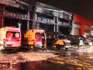 Oto Servisinde Yangın Çıktı, 10 Araç Alev Alev Yandı