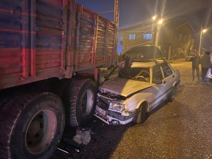 Alkollü Sürücü Otomobili İle Park Halindeki Kamyona Çarptı: 2 Yaralı