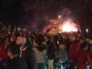 Galatasaraylı Taraftarlar, Takımlarını Coşkuyla Karşıladı