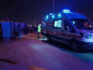 Gaziantep’te Otomobille Çarpışan İşçi Servisi Devrildi: 2’si Ağır 10 Yaralı