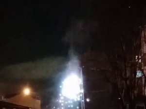 Arnavutköy’de Bomba Gibi Patlayan Elektrik Telleri Geceyi Aydınlattı