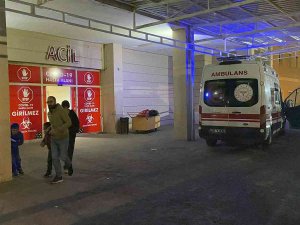 Tüfekle Fotoğraf Çekmek İsterken Kazara Annesini Vurdu
