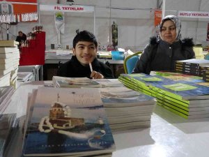Doğuştan Engelli Yazar, Kitap Fuarının Gözdesi Oldu