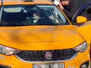 Araca Girip Taksiciyi Yumruklayarak Böyle Darp Etti