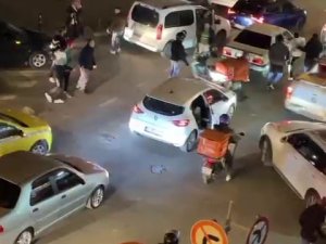 Arnavutköy’de Yol Verme Yüzünden Kavga Eden Sürücüler, Sinirlerini Araçlarından Çıkarttılar