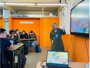 Öğrenciler Ve Öğretmenler Uzun Vadeli Eğitim İçin Yurt Dışına Gönderildi