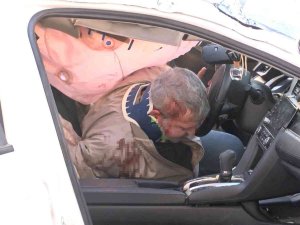 Maltepe’de Bir Sürücü, Takla Atan Aracın İçinde Sıkıştı