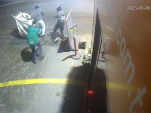 İ̇stanbul’da Mazgal Hırsızlarına Sopalı Müdahale Kamerada: Neye Uğradığını Şaşırdılar