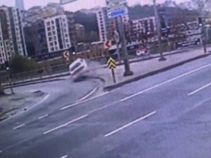 İ̇stanbul’da Yürekleri Ağza Getiren Kaza Kamerada: Sürücünün Burnu Bile Kanamadı
