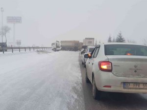 Kayan Tır Karayolunu 20 Dakika Trafiğe Kapattı