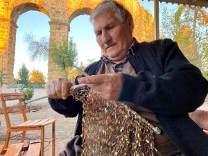 Aspendos Antik Kenti’nin Su Kemerleri Yanında 63 Yıldır Geçimini Meyve Suyu Satarak Sağlıyor
