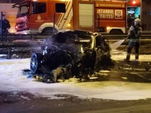 Pendik’te Tır’ın Çarptığı Araç Yanarak Küle Döndü