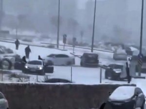 Buz Pistine Dönen Yolda Peş Peşe Kaza