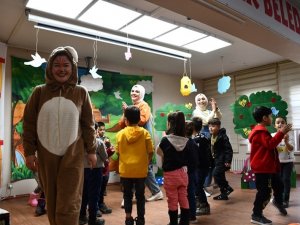 Bulanıklı Öğretmenlerin Oynadığı Tiyatro Oyununu Minikler Beğeni İle İzledi