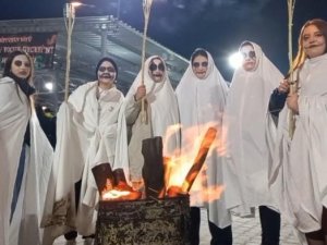 ’Koleda’ Gecesinde Korkunç Kıyafetler Giyip Vatandaşları Korkuttular