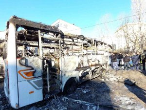 Küçükçekmece’de Yanarak Hurdaya Dönen 3 Araç, Gündüz Görüntülendi