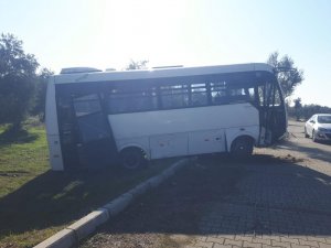 Yolcu Otobüsü Ve Otomobil Çarpıştı: 3 Yaralı