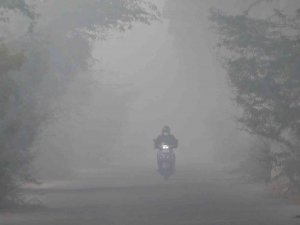 Hindistan’da Gökyüzünü Sis Bulutu Kapladı