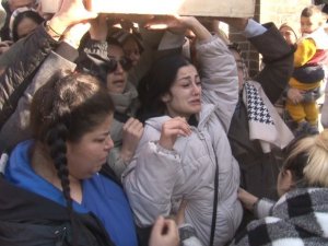 Öldürülen Annesinin Tabutunu Omuzladı: "Çok Ağır, Taşıyamıyorum"