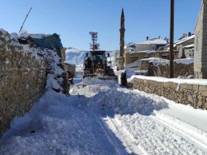 Gürpınar Belediyesi Karla Mücadele Çalışmalarını Sürdürüyor