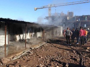 Şantiyede İşçilerin Kaldığı Konteynerler Alev Alev Yandı: 1 Yaralı