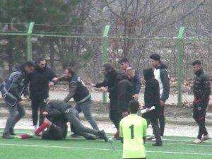 Oyundan Alınan Futbolcu Bıçakla Sahaya Girdi, Maç Tatil Edildi
