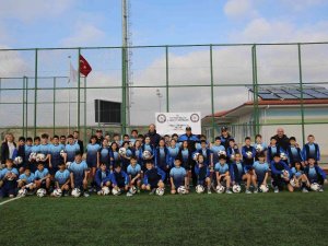 Polisler, Çocuklarla Futbol Sahasında Buluştu