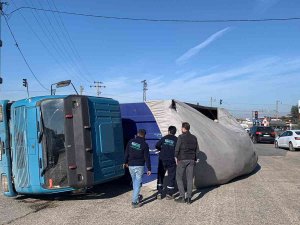 Virajı Alamayan Kamyon Devrildi: 2 Yaralı