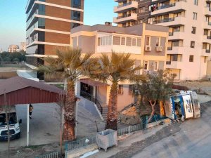 İ̇zmir’de Faciadan Dönüldü: Freni Boşalan Kamyon 112 Binasının Duvarını Yıktı