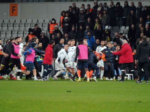 Başakşehir - Adana Demirspor Maç Sonu Saha Karıştı