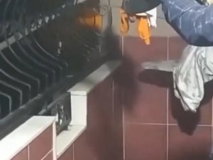 Maganda Kaleşnikofla Balkondan Havaya Ateş Açtı