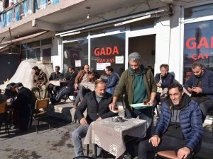 Tercan’da Zemheri Ayında Vatandaşlar Güneşli Havanın Tadını Çıkarıyor