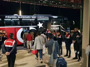 Kimisi Dorseden Kaçmaya Çalıştı, Kimisi Botların Altında Çıktı, Hepsi Sınır Dışı Edildi