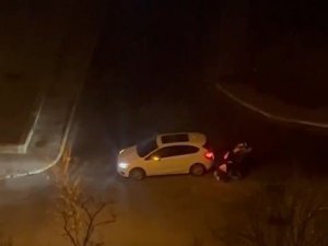 Beylikdüzü’nde İki Arkadaşın Tekme Tokat Kavgası Kamerada