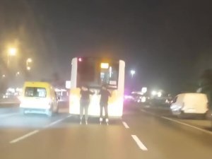 Pendik’te İ̇ett Otobüsüne Asılan Patenli Gençlerin Tehlikeli Yolculuğu