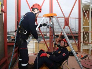Stajyer İtfaiyeciler Mesleğe Hazırlanıyor