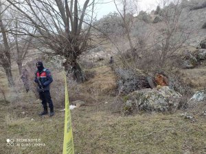 İ̇ki Gündür Kayıp Olan Şahıs Ağaç Kesme Motorunun Yanında Ölü Bulundu