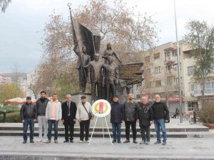 Söke’de Gazeteciler Çelenk Sundu