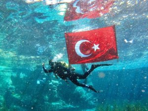 Çiftelerde Suyun Altında Açılan Türk Bayrağı Hayran Bıraktı