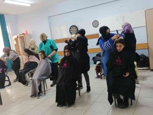Kursiyerler Köy Sakinleri Ve Öğrencilere Cilt Bakımı Yaptı