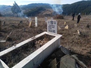 Hisarcık’ın Ulaşlar Köyünde Mezarlığı Hayırseverler Temizledi