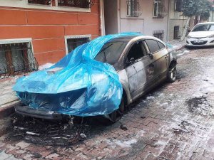 Sultangazi’de Cezaevinden Çıkan Adam, Komşusunun Aracını Yaktı