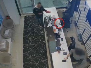 Peçete Kutusuyla Cep Telefonu Hırsızlığı Kamerada: Firari Hırsız Son İşinde Yakayı Ele Verdi