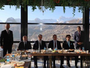 Vali Akbıyık Gazetecilerle Kahvaltıda Bir Araya Geldi
