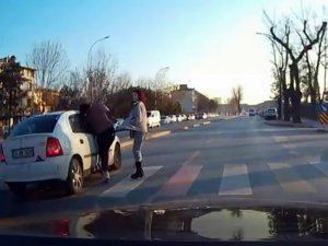 Yaya Geçidinde Çarptı, Arkasına Bile Bakmadı