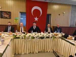 Vali Memiş’ten Gazetecilere Kutlama